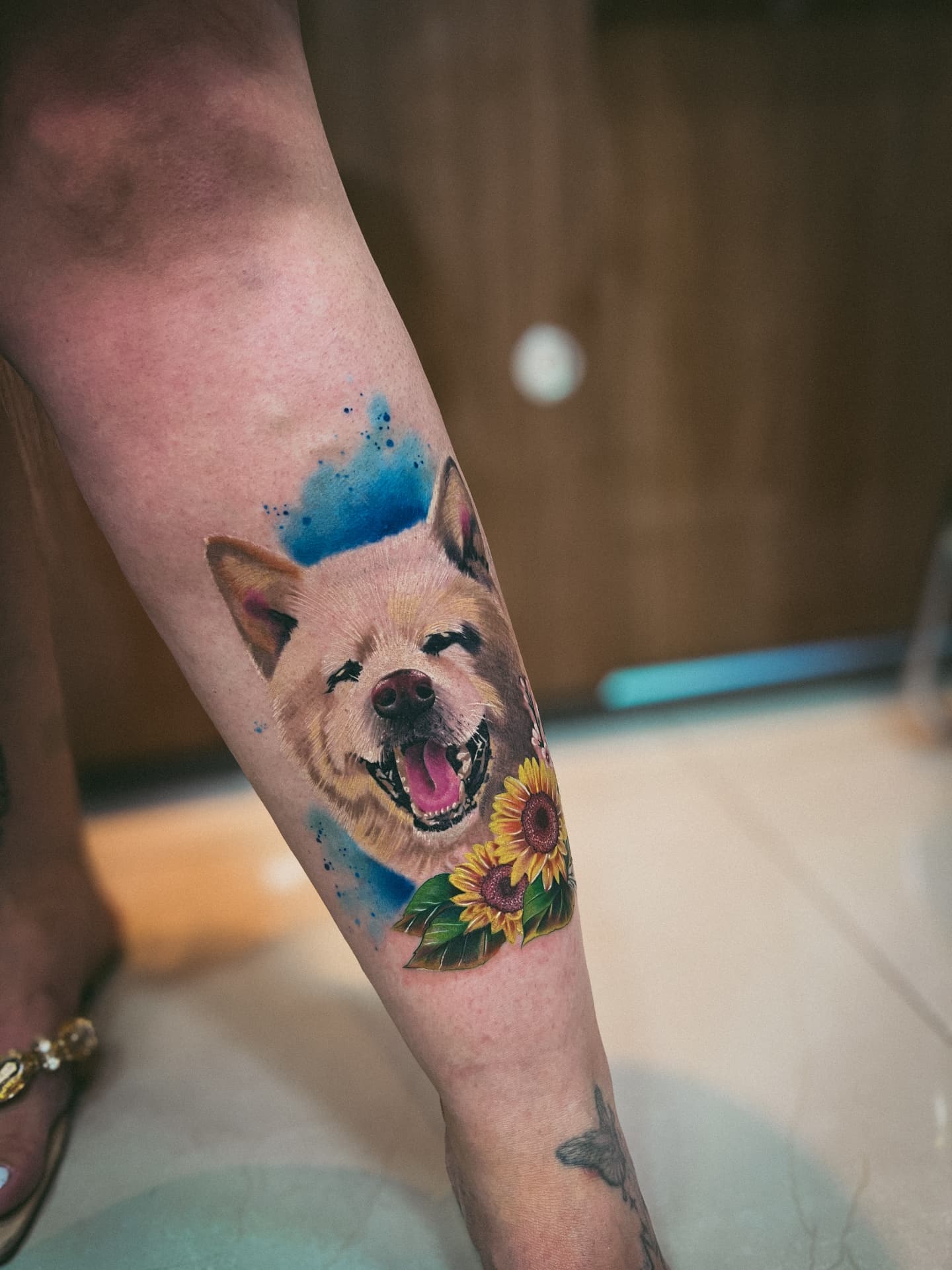 Tatuagem realista colorida de cachorro com girassóis