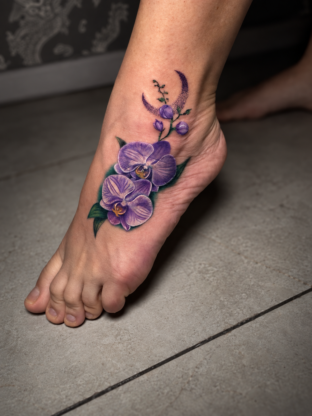 Tatuagem realista colorida de orquídeas