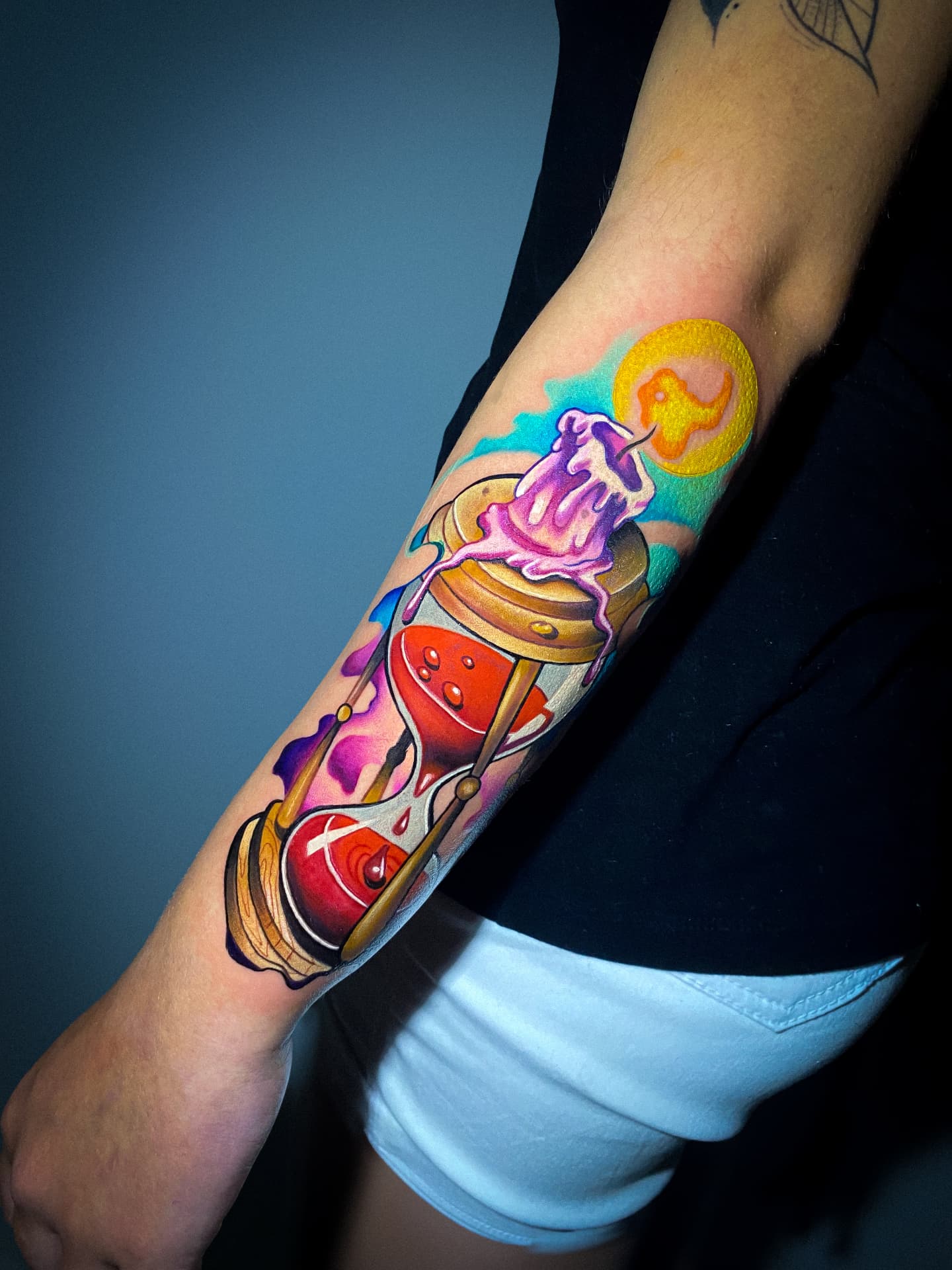 Tatuagem colorida de ampulheta