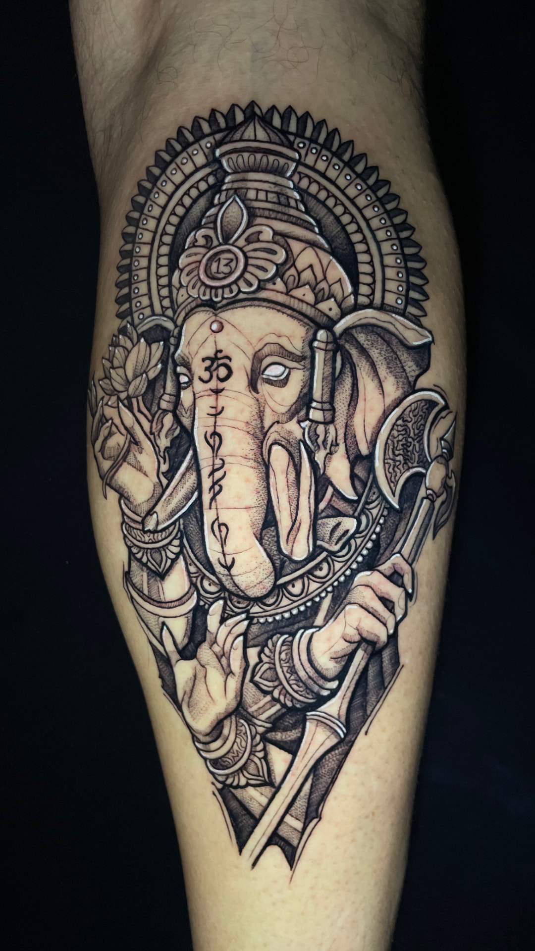 Tatuagem de Ganesha em preto e cinza