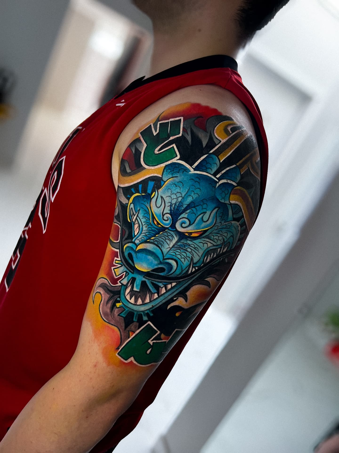 Tatuagem colorida de dragão