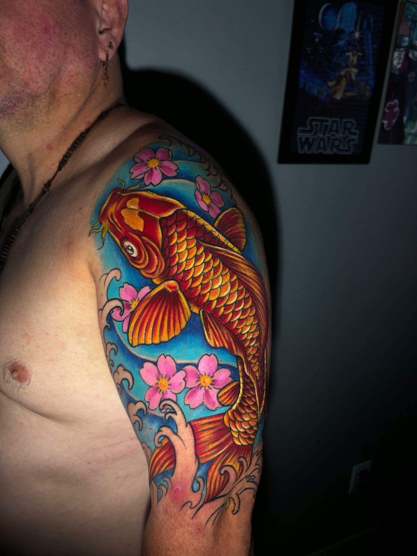 Tatuagem colorida de carpa com flores de cerejeira