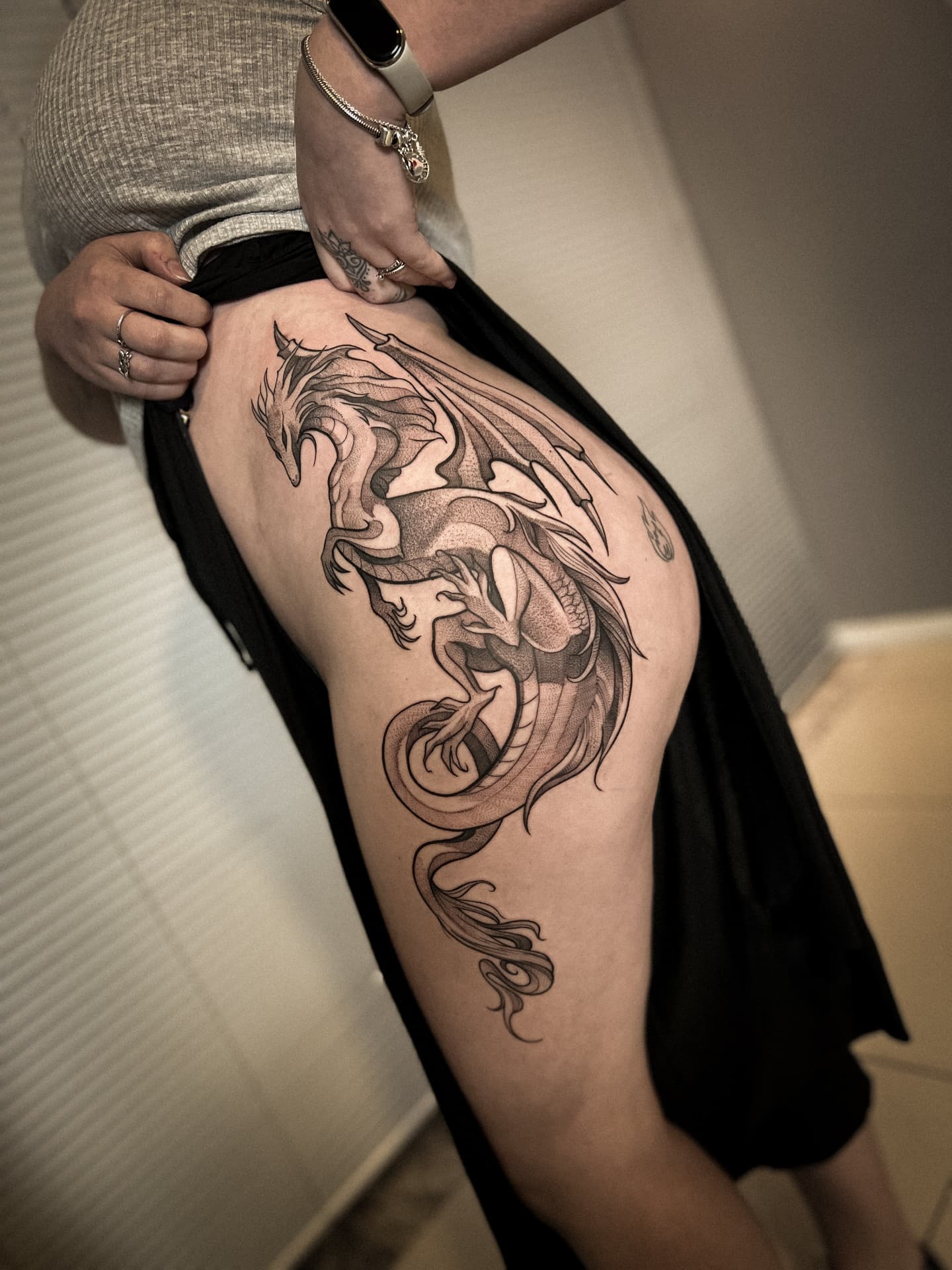 Tatuagem fine line de dragão