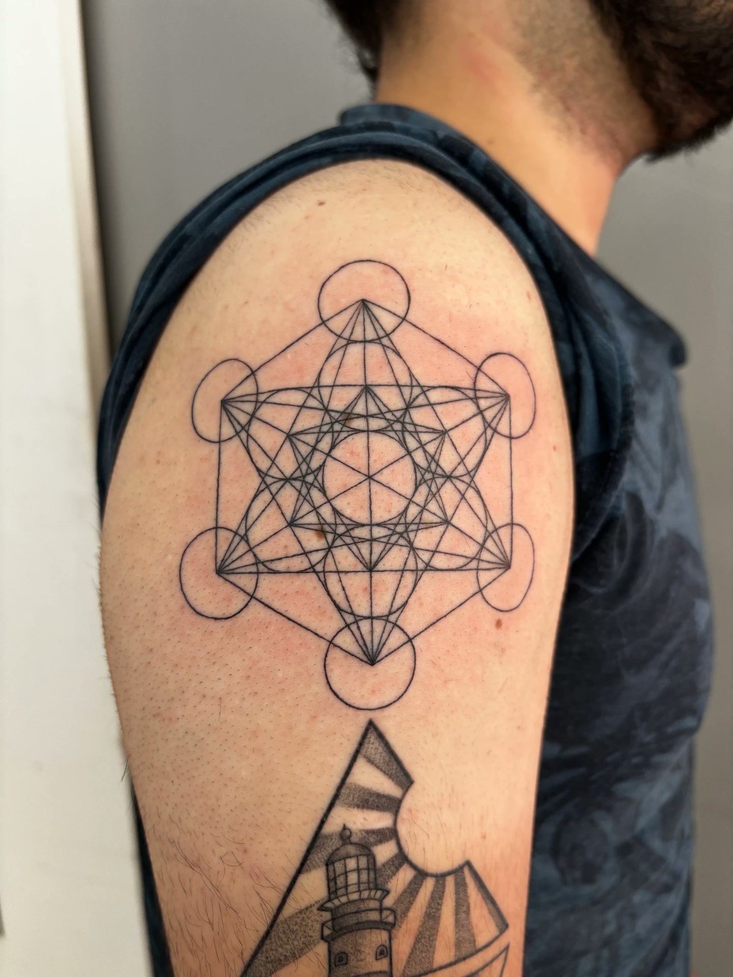 Tatuagem fine line geométrica