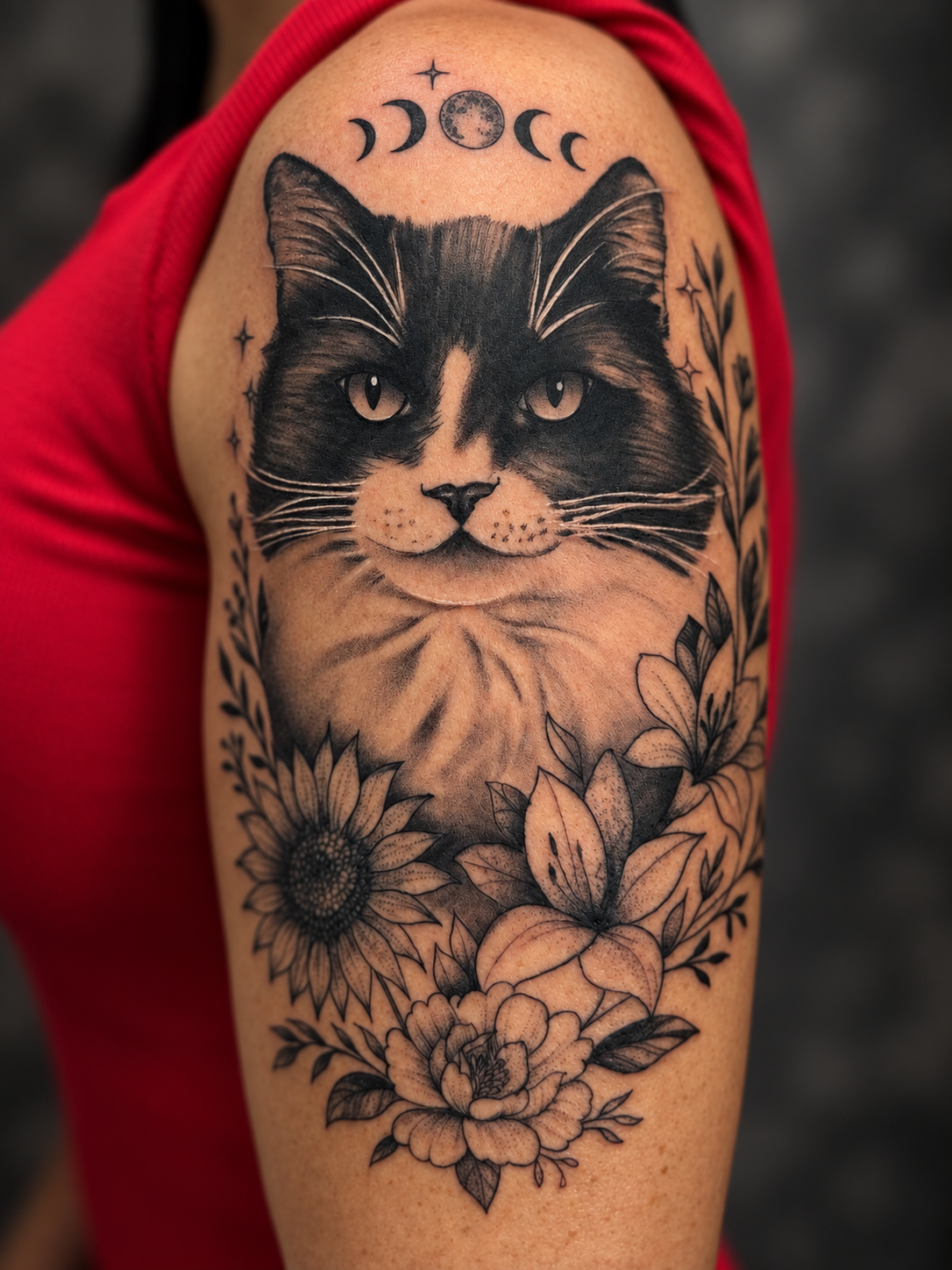 Tatuagem realista de gato com flores