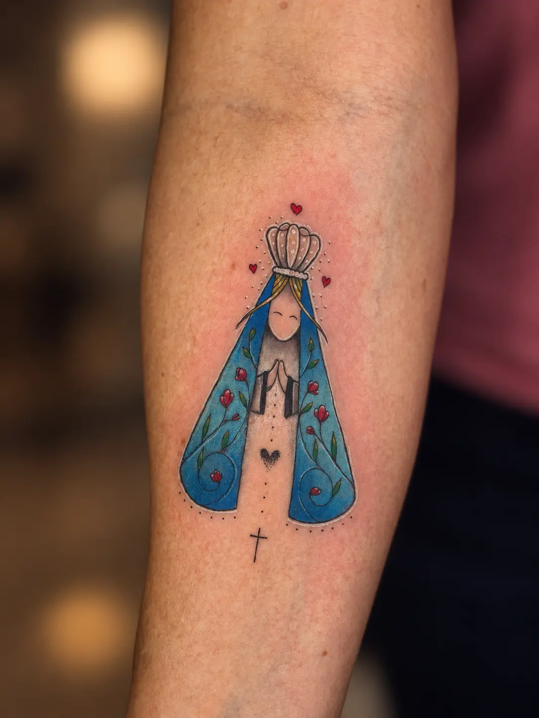 Tatuagem fine line colorida de Nossa Senhora