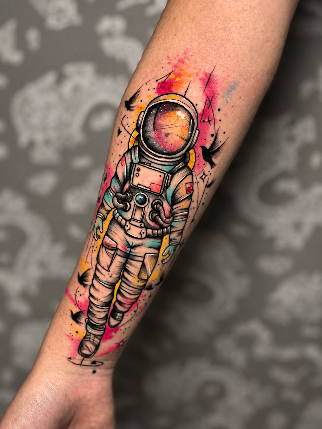 Tatuagem em aquarela de astronauta