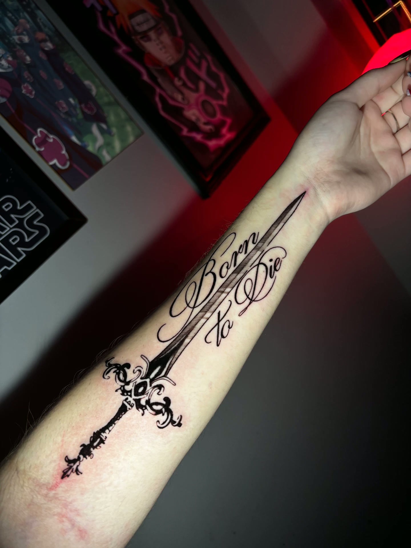Tatuagem blackwork de espada com lettering