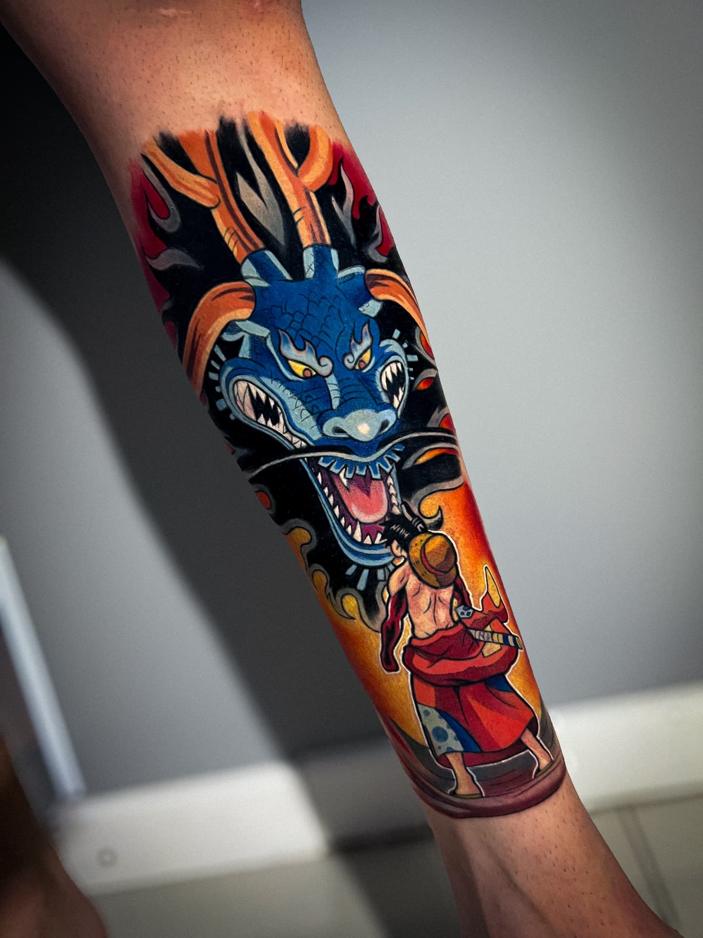 Tatuagem anime colorida de dragão