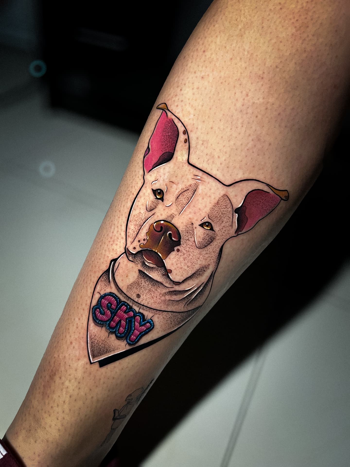 Tatuagem colorida de cachorro