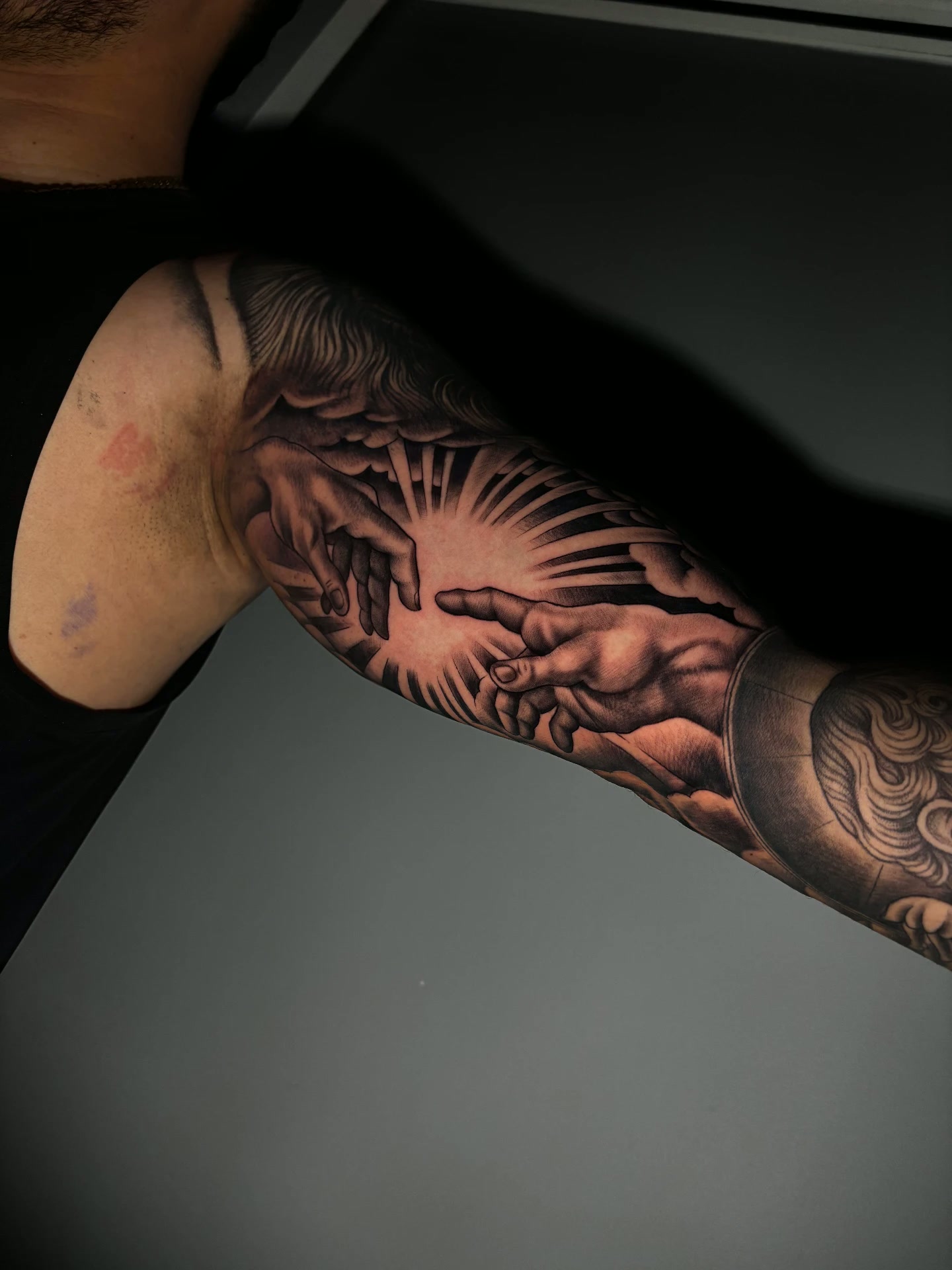 Tatuagem realista de mãos em preto e cinza