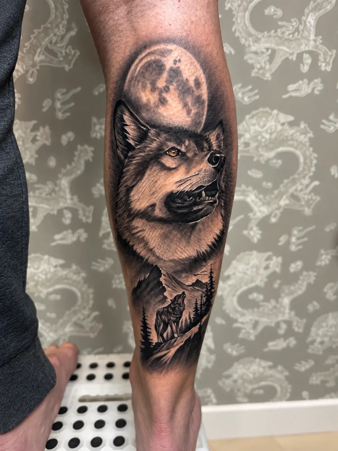Tatuagem realista de lobo