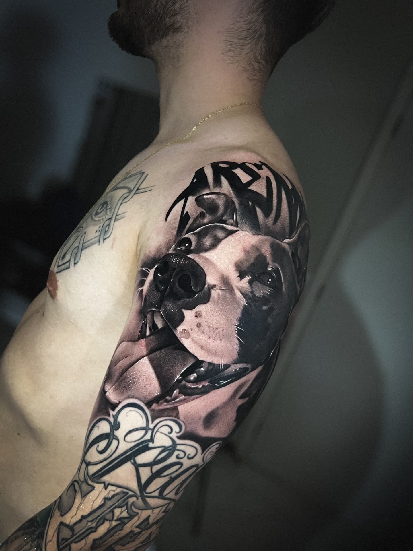 Tatuagem realista de cachorro no braço