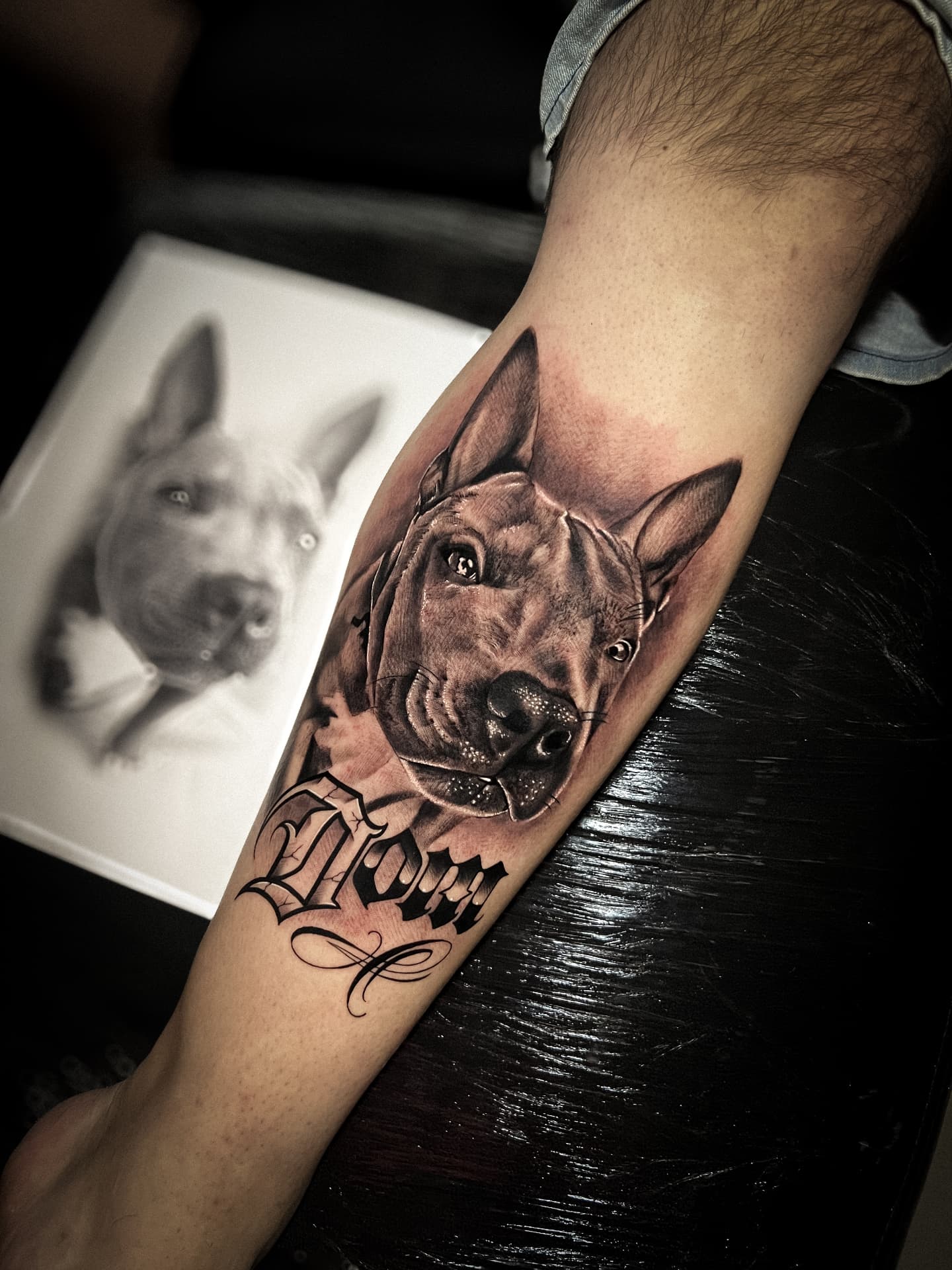 Retrato realista de cachorro no antebraço
