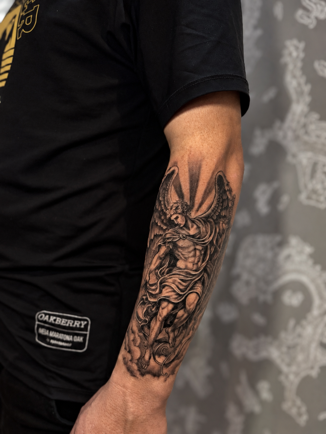 Tatuagem realista de arcanjo