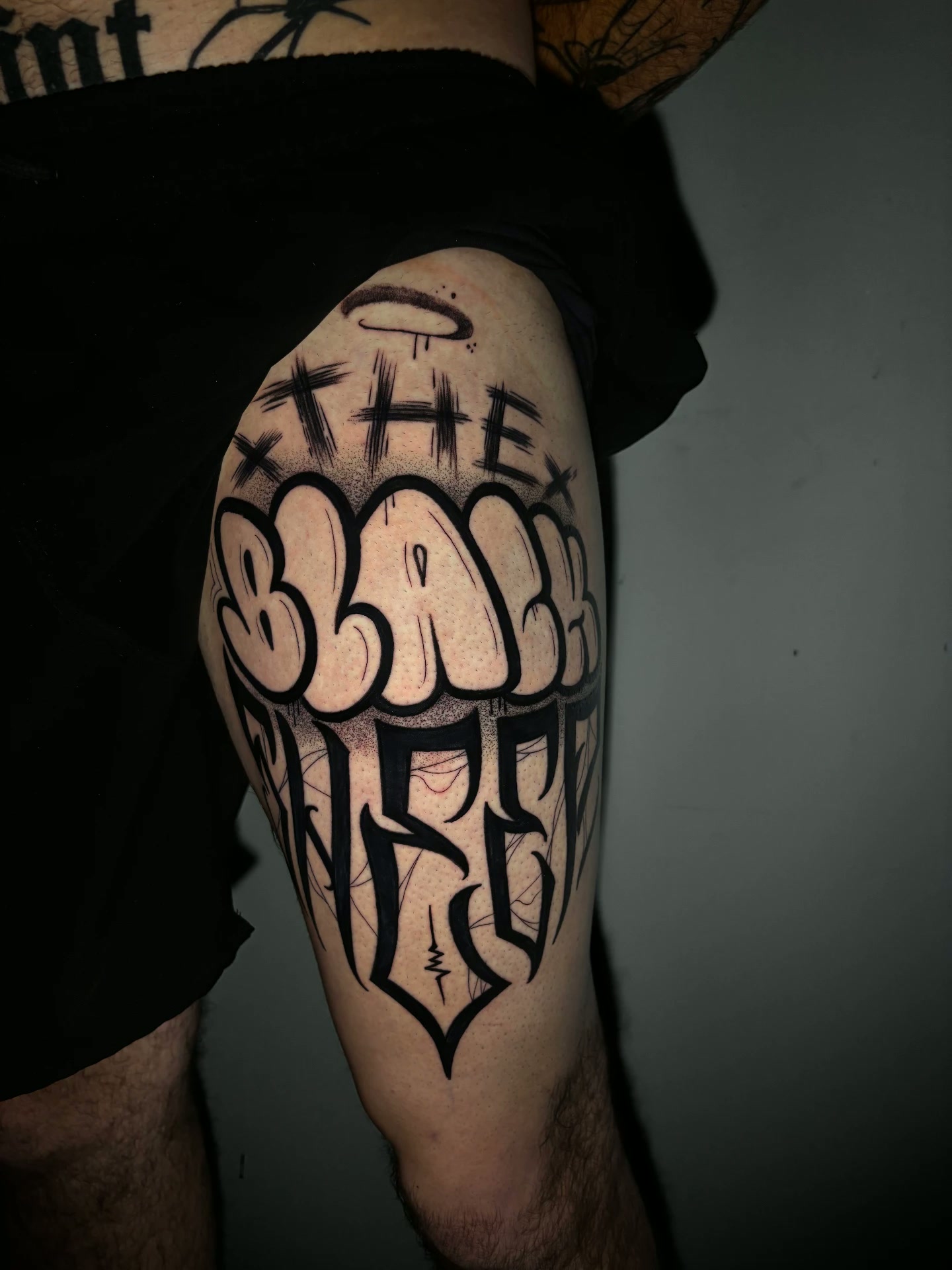 Tatuagem blackwork de lettering