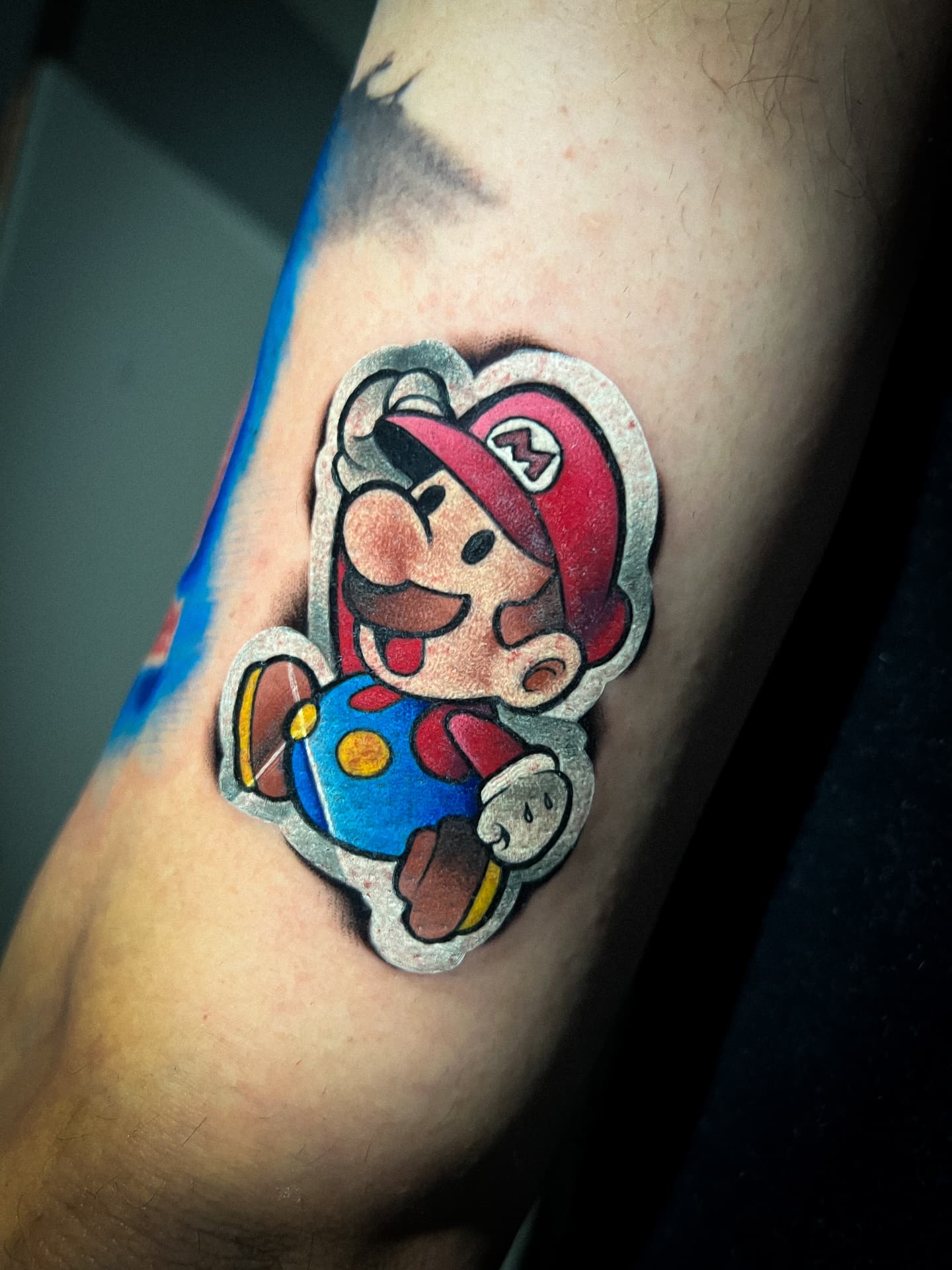 Tatuagem geek colorida do Mario