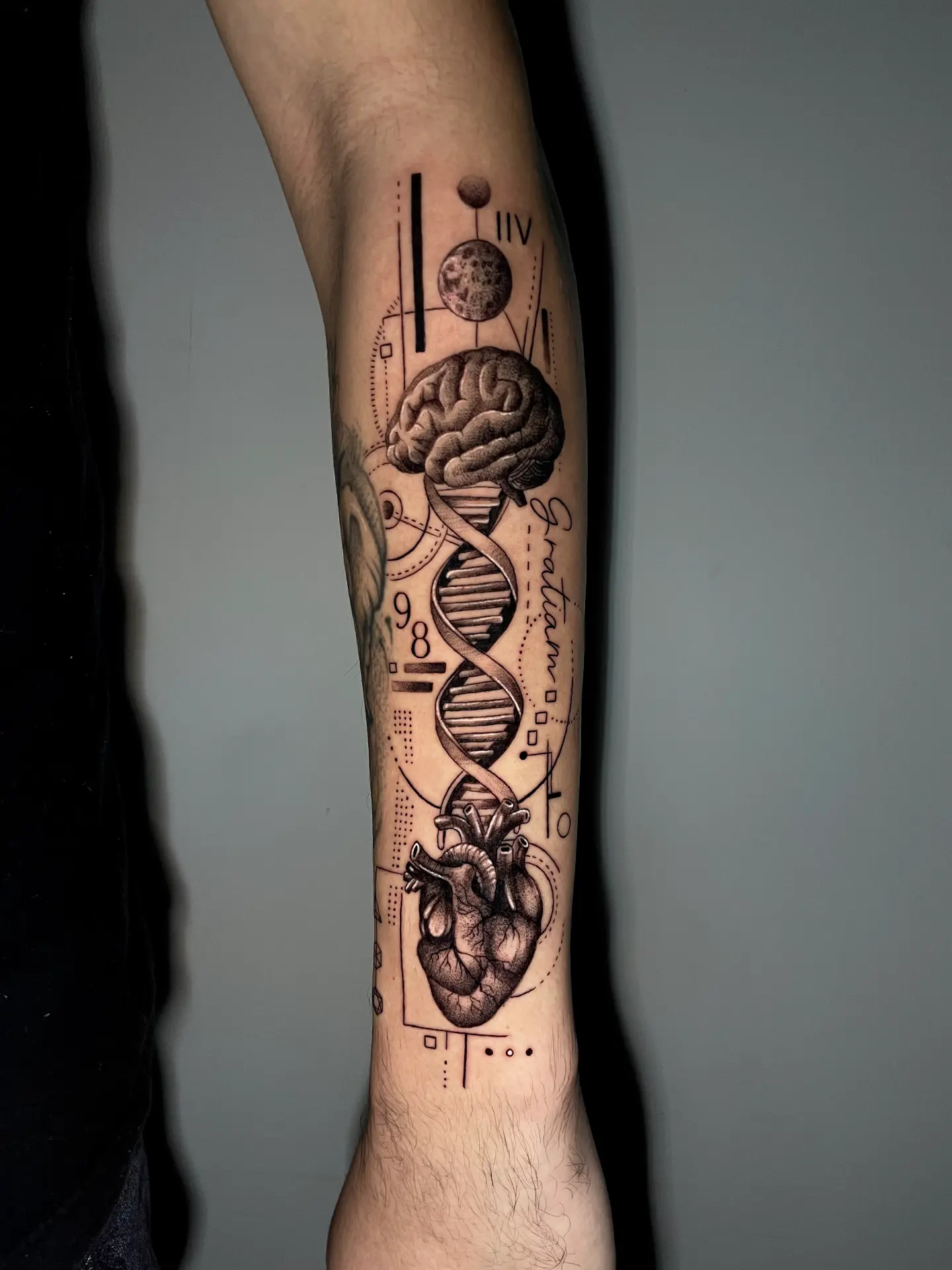 Tatuagem blackwork de DNA, cérebro e coração