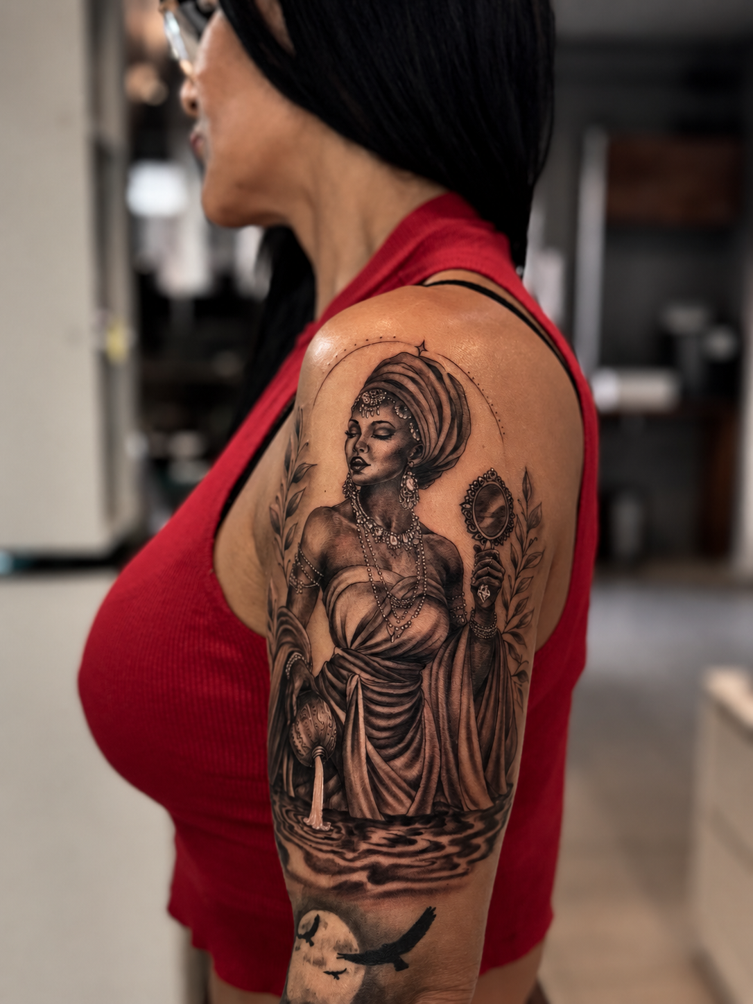Tatuagem realista de mulher
