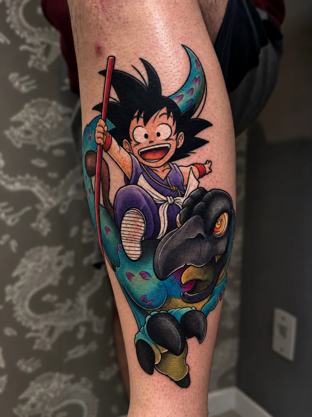 Tatuagem anime colorida do Goku