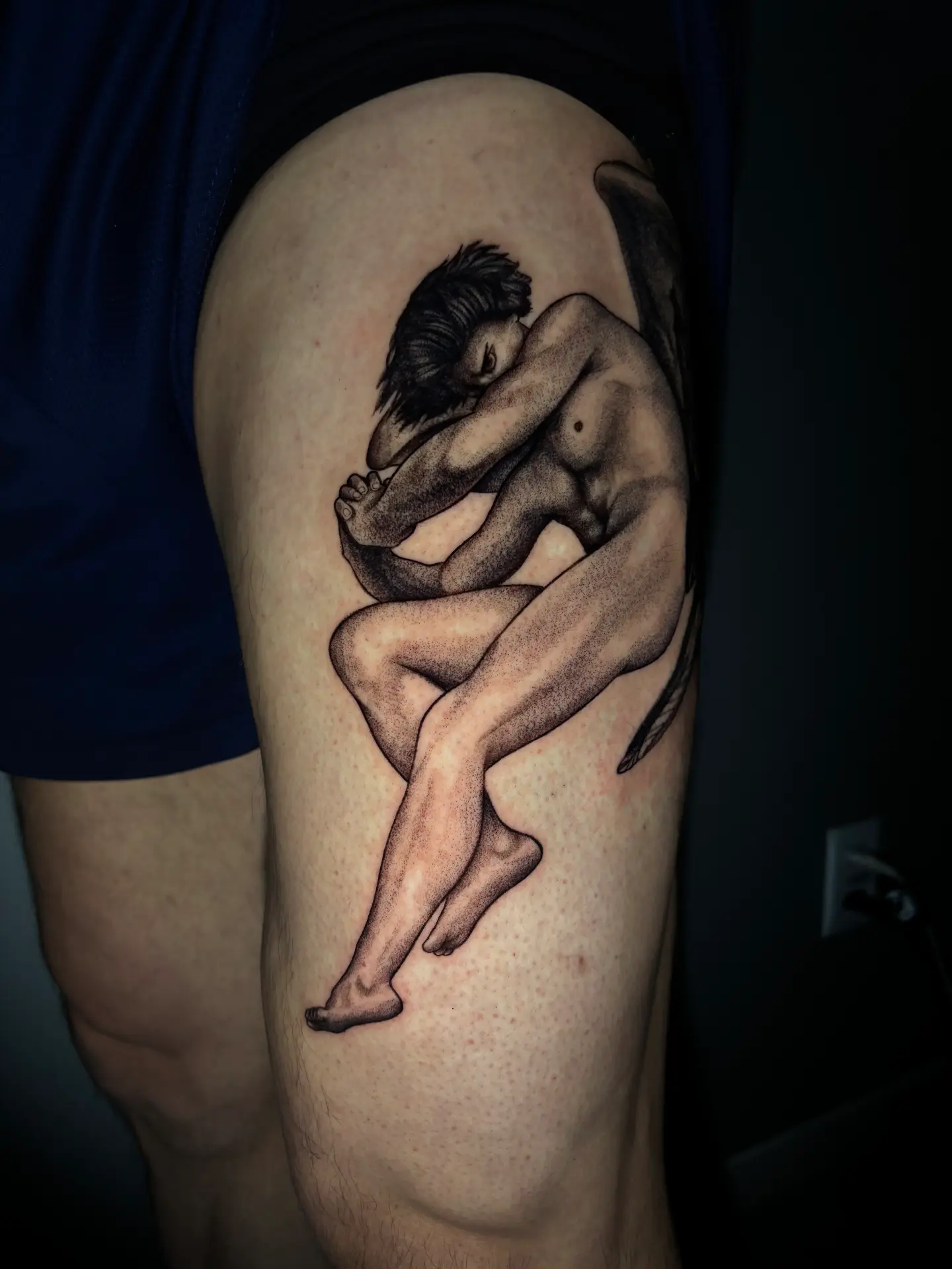 Tatuagem em preto e cinza de figuras entrelaçadas
