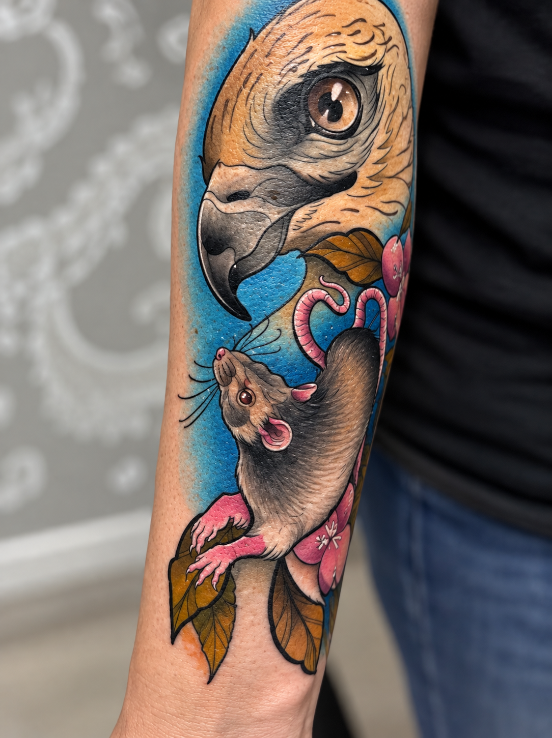 Tatuagem new school colorida de águia e rato