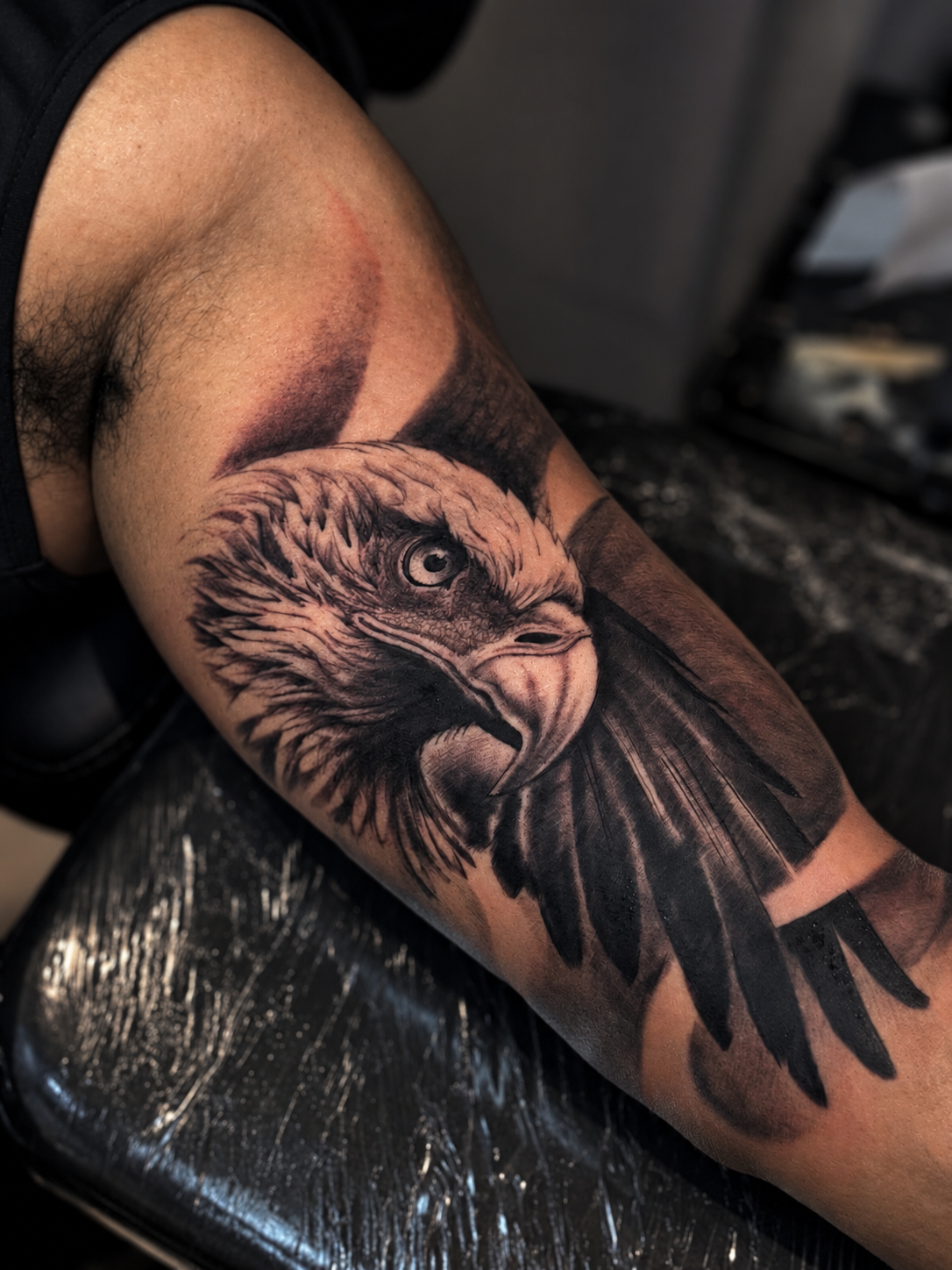 Tatuagem realista de águia