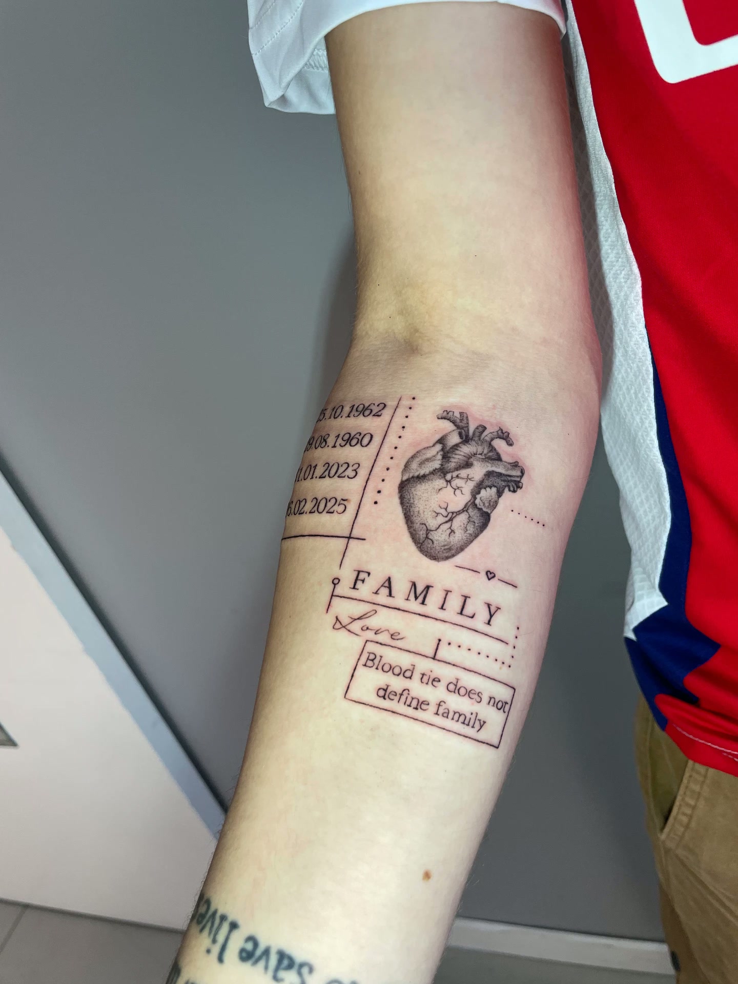 Tatuagem fine line de família com coração anatômico