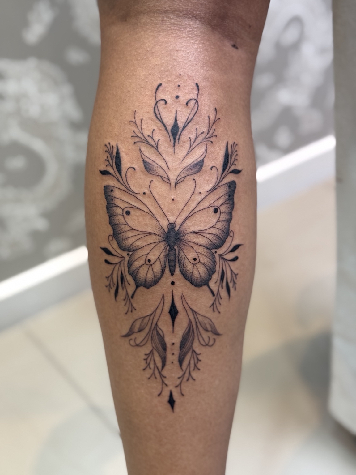 Tatuagem fine line de borboleta
