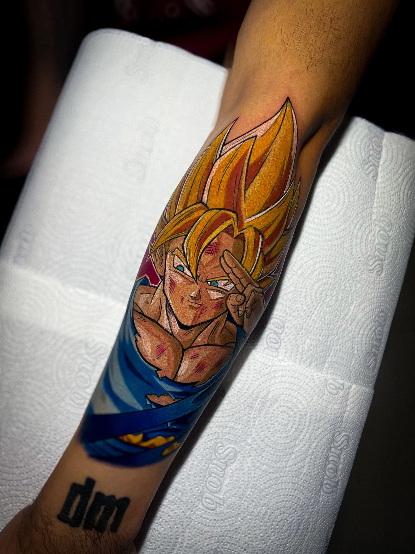 Tatuagem anime colorida do Goku