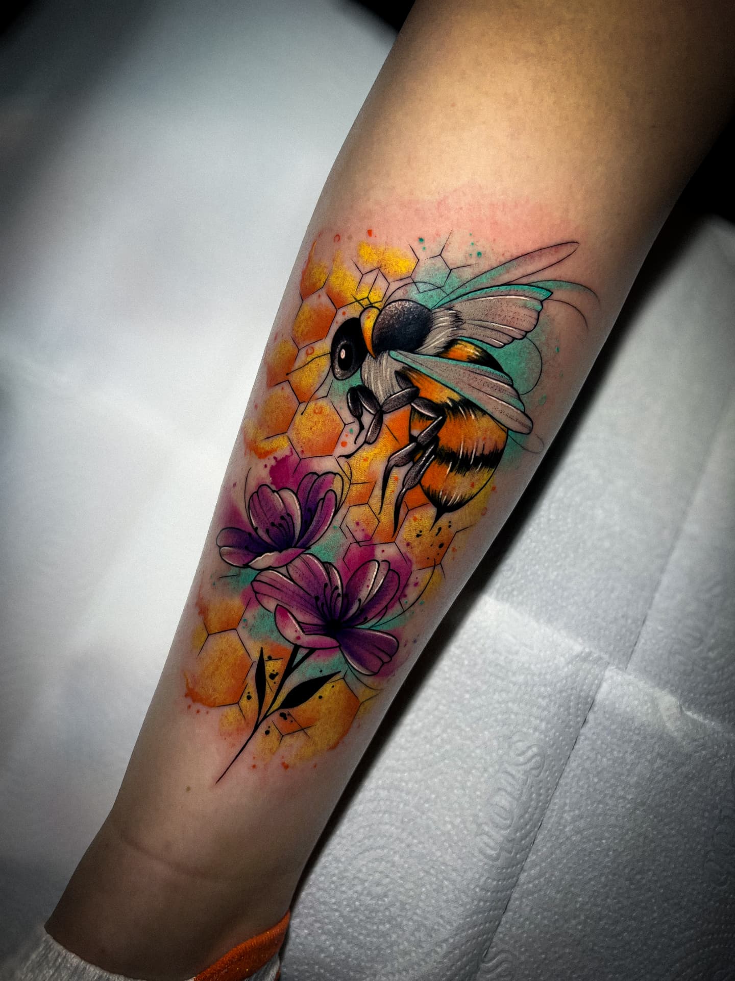 Tatuagem em aquarela de abelha e flores