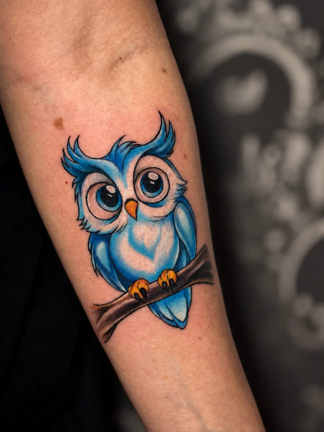 Tatuagem colorida de coruja